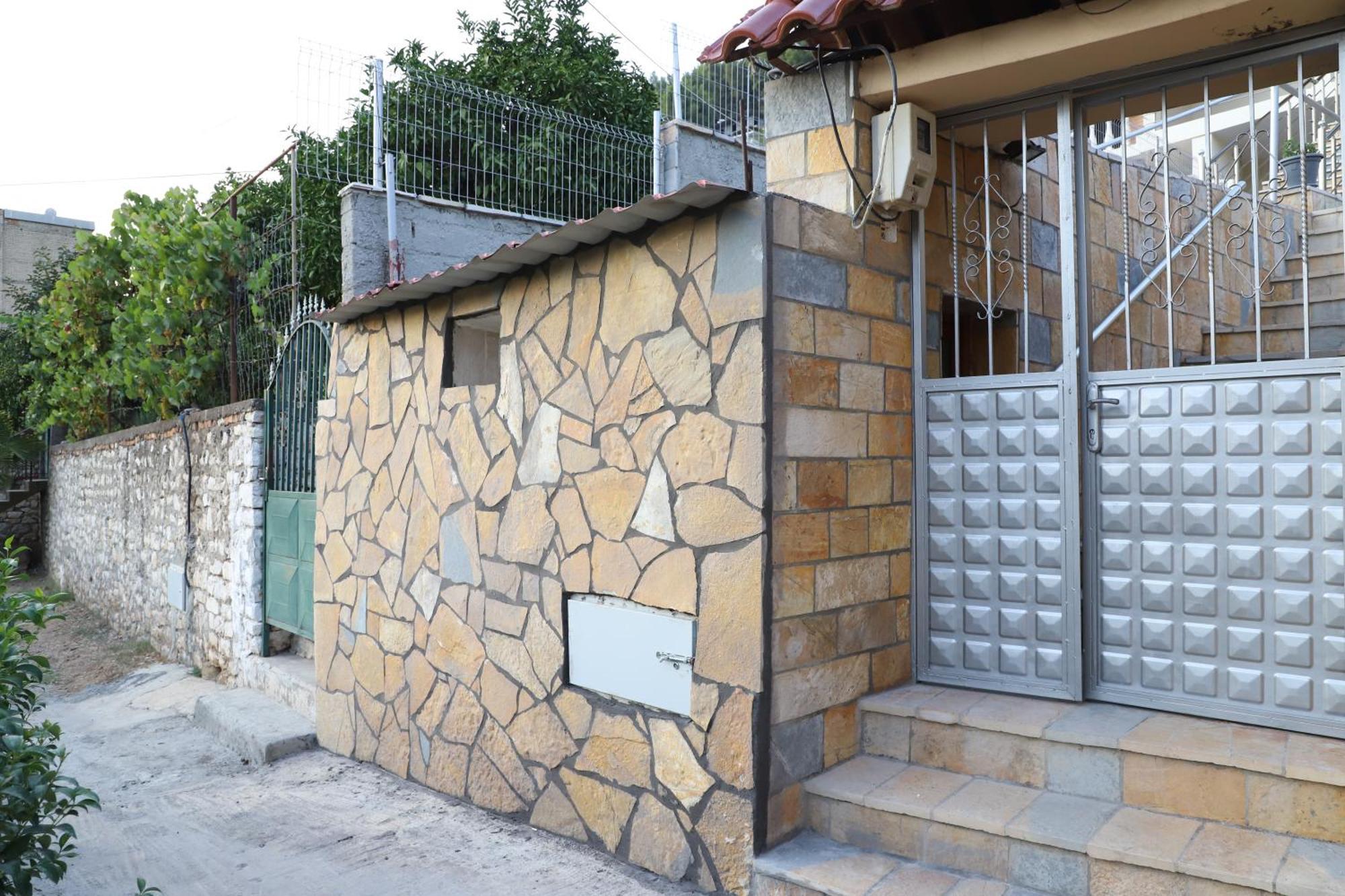 Guesthouse Kazazi Берат Екстериор снимка